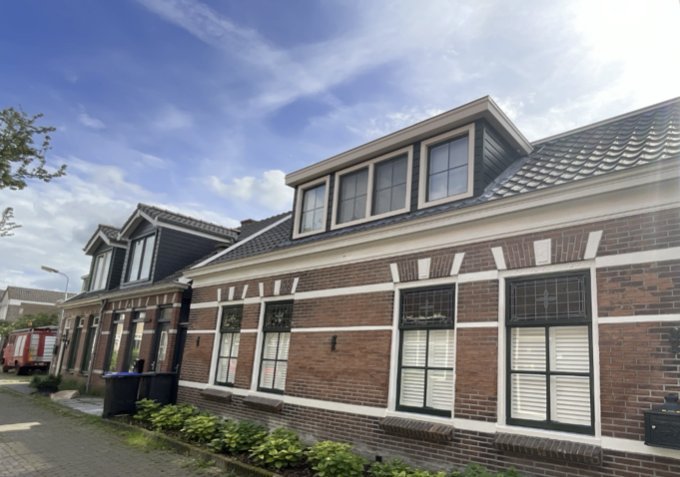 Traditionele Nederlandse woning met nieuwe dakkapel aan de voorzijde
